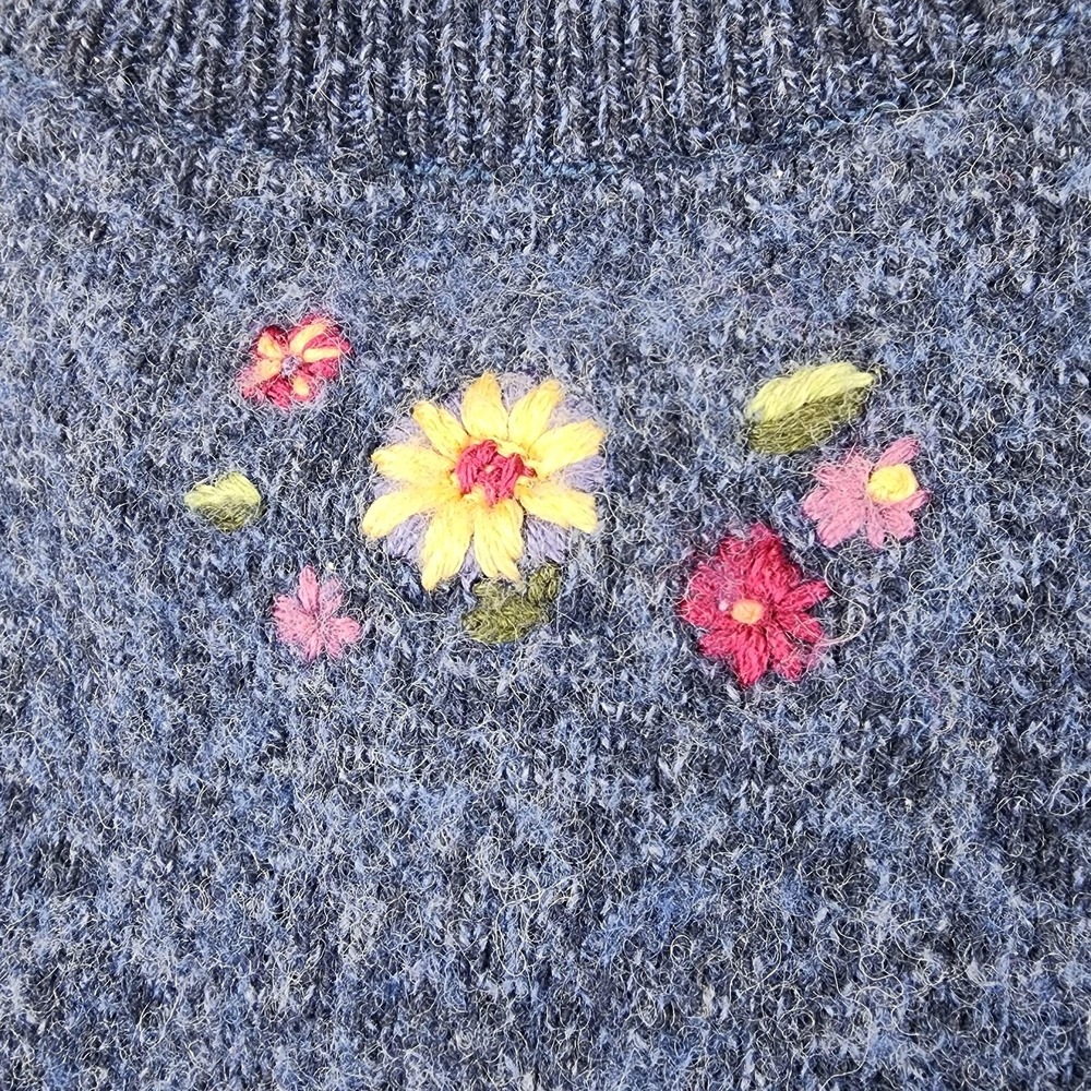 Vintage Northern Treasures Sweater Womens M Blue Floral Cardigan Embroidered - Picture 8 of 9